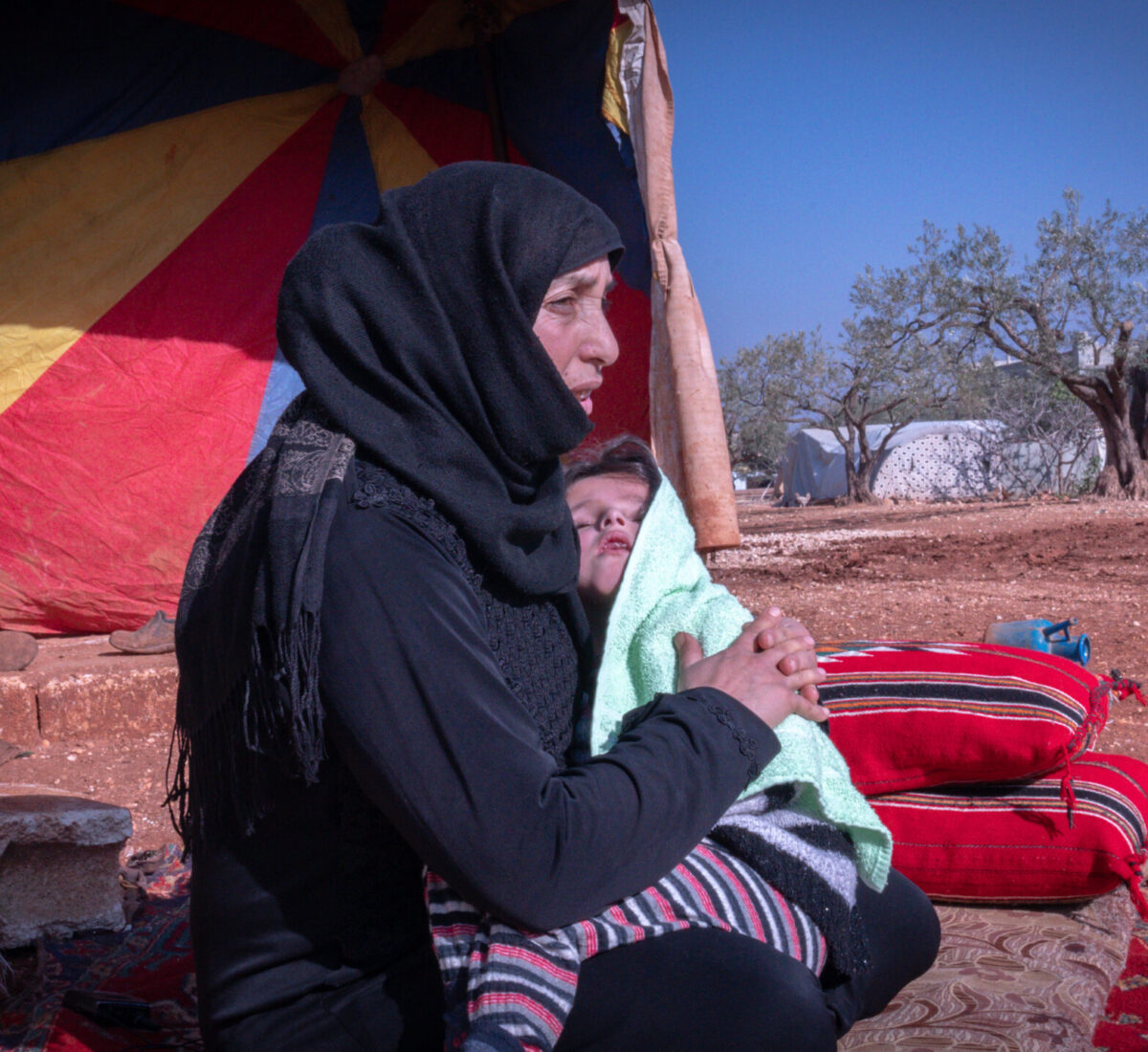  "Quando ho perso la mia casa e mio marito, mi sono sentito come se avessi perso tutto. Ci è rimasta solo questa tenda." - Umm Anwar