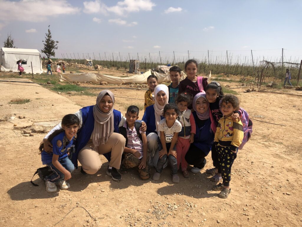 Membri dello staff di Islamic Relief con alcuni bambini del campo profughi in Giordania