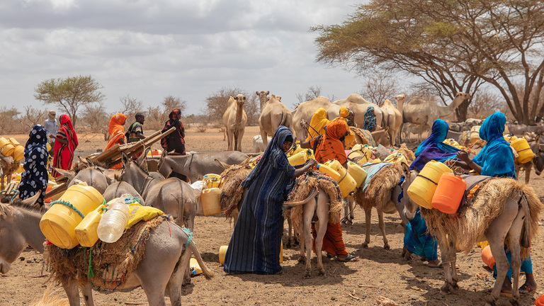 Abitanti del villaggio di Shimberly, nella contea di Garissa che raccolgono acqua dall'impianto idrico implementato da Islamic Relief