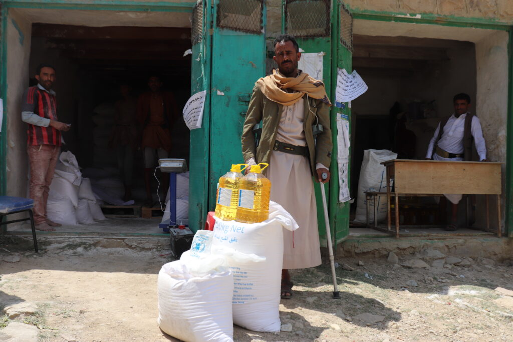 Un beneficiario in Yemen che ha ricevuto aiuti alimentari