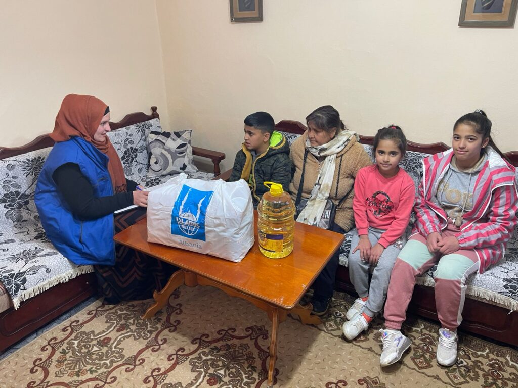 La famiglia di Valbona seduta con un'operatrice di Islamic Relief Albania
