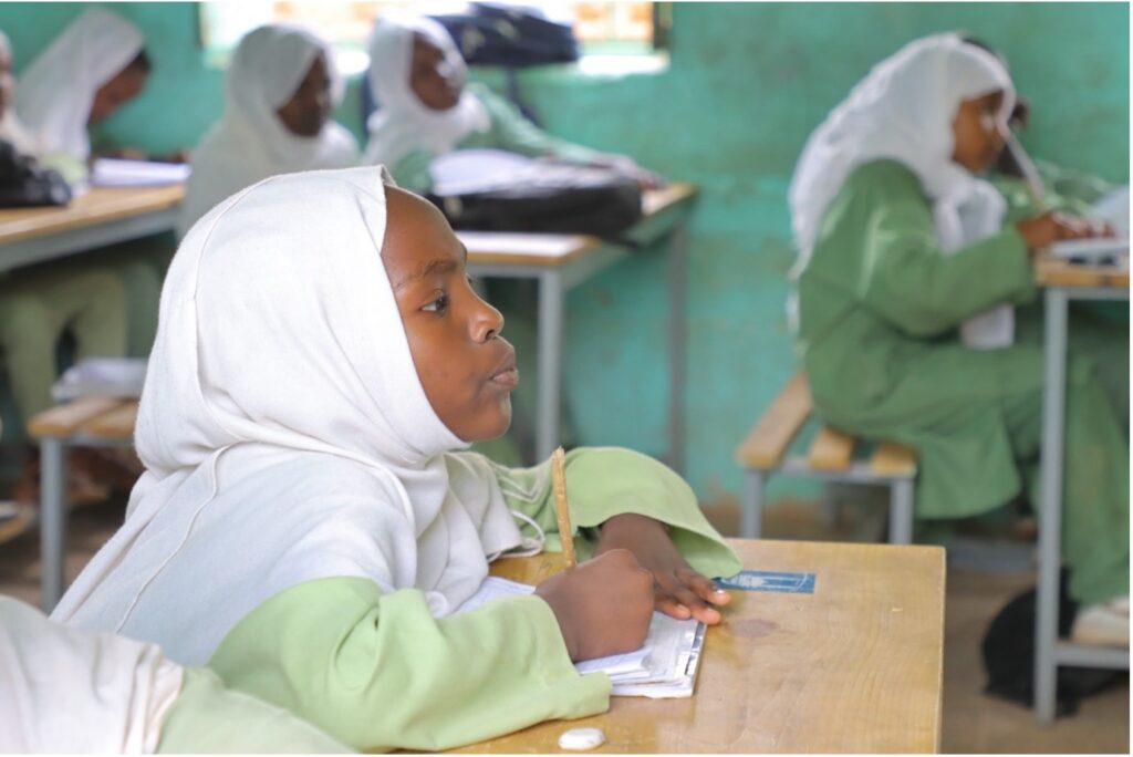 Una giovane studentessa si concentra durante una lezione di matematica in Sudan. Fotografia di Maysa Adam.