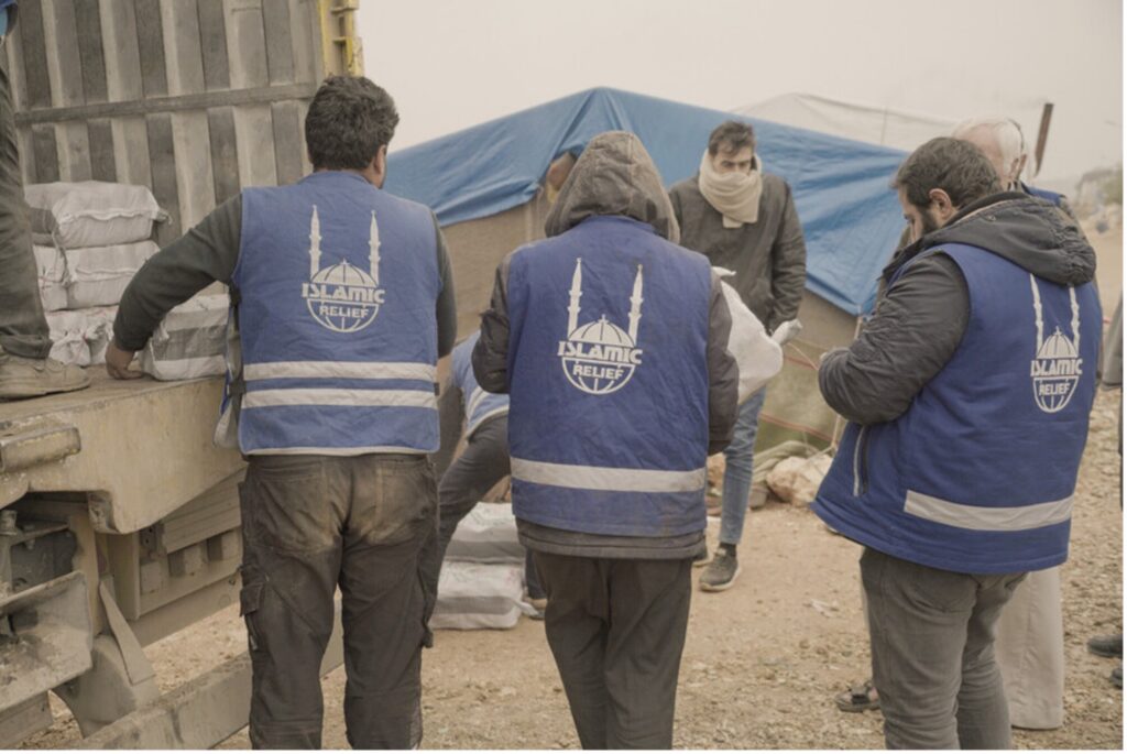 In Siria, il personale di Islamic Relief distribuisce aiuti umanitari alle famiglie sfollate dal conflitto.