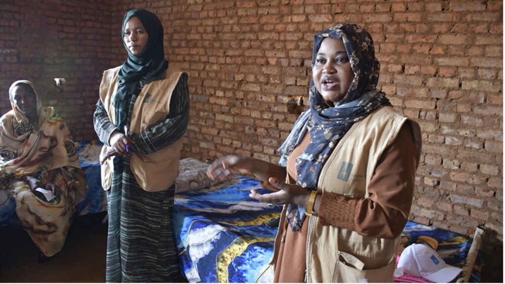 Il personale di Islamic Relief parla con donne colpite dal conflitto in Sudan.