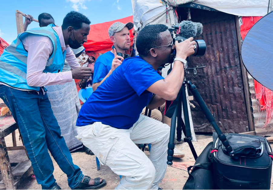 Awil Abukar Mohamed documenta la vita in un campo per sfollati in Somalia, lavorando dietro l’obiettivo per rendere visibile l’impatto umano della siccità e della crisi.